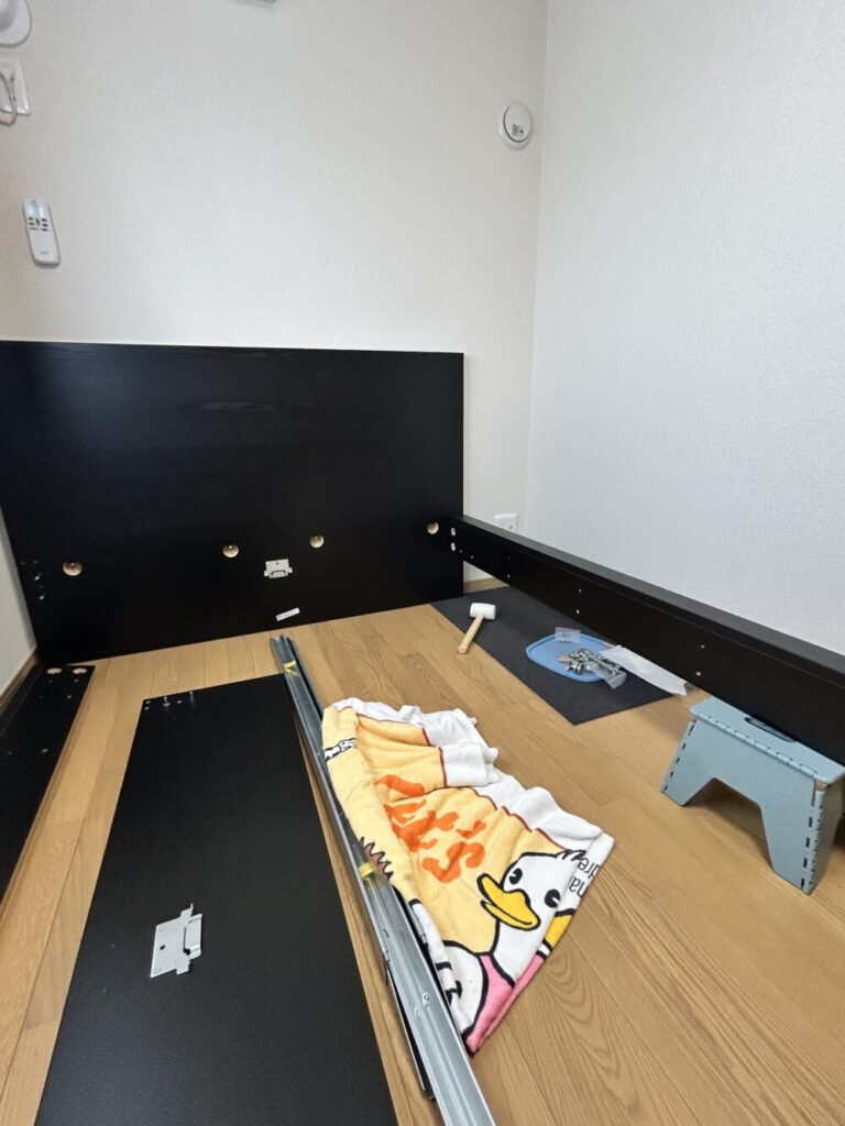 組立て中のベッド（MALM）