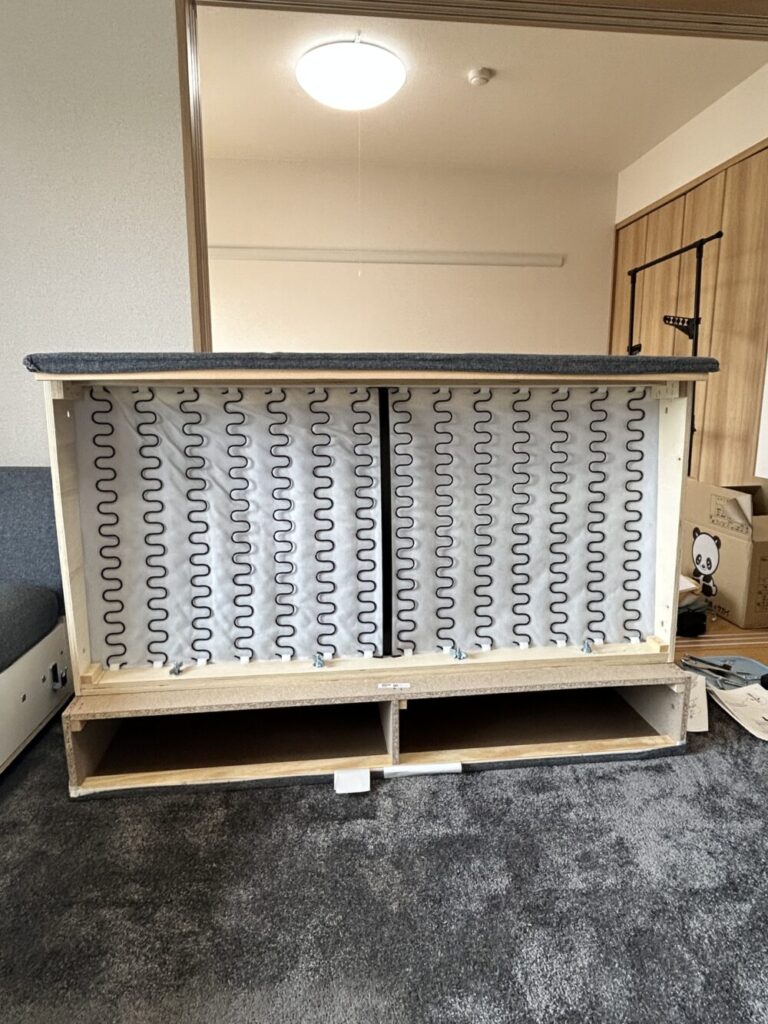 組立て中のソファ（VIMLE）