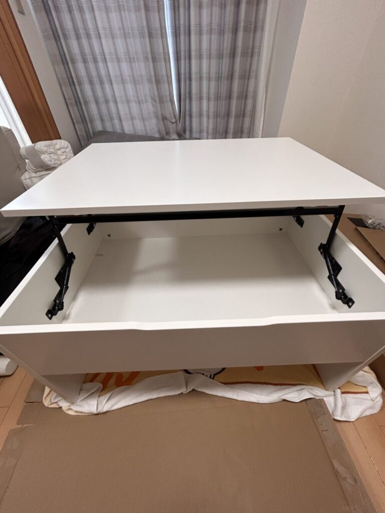 天板を挙げると見える収納部