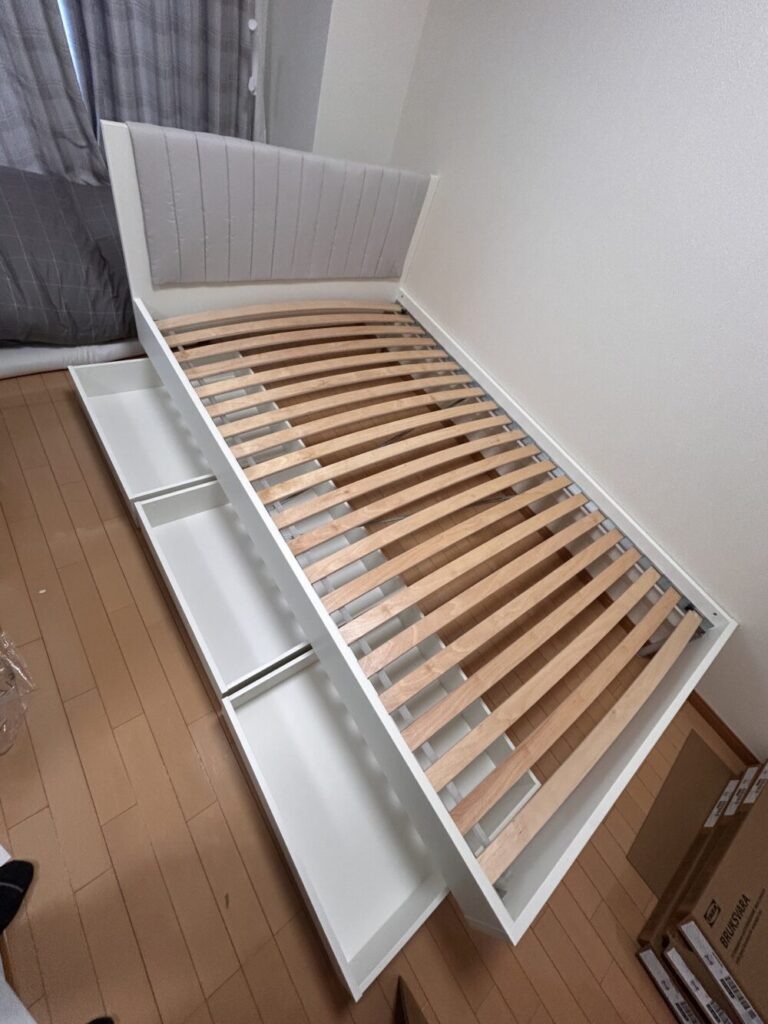 ベッド株に収まった収納ボックス