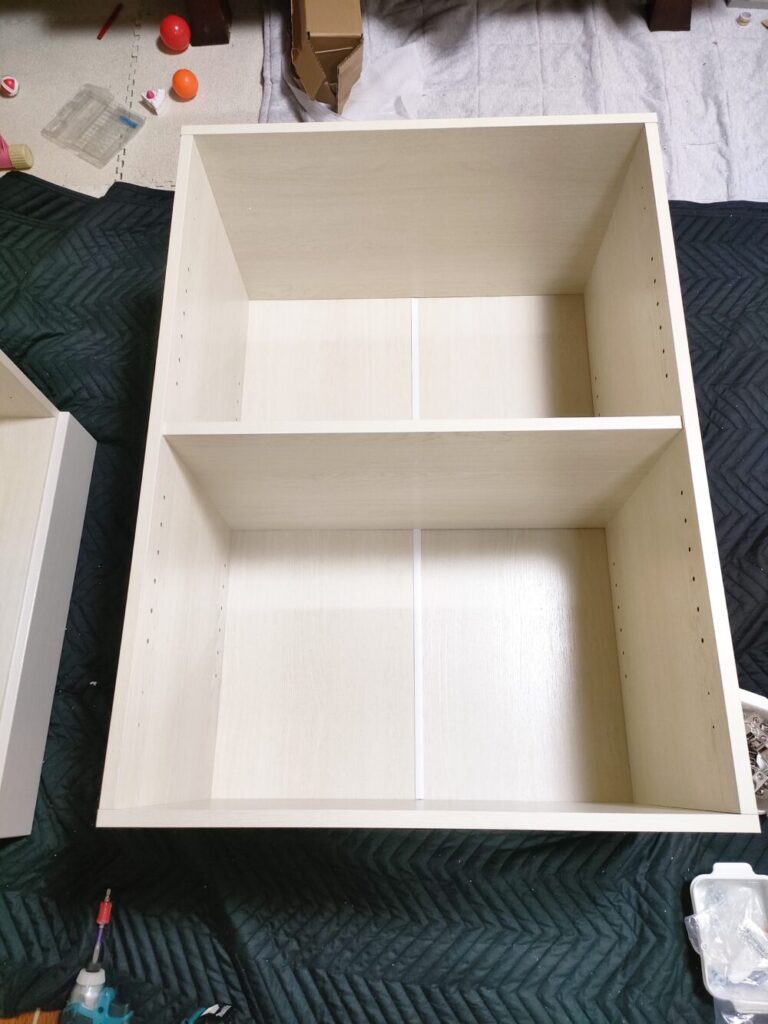 組み立てられた食器棚上部