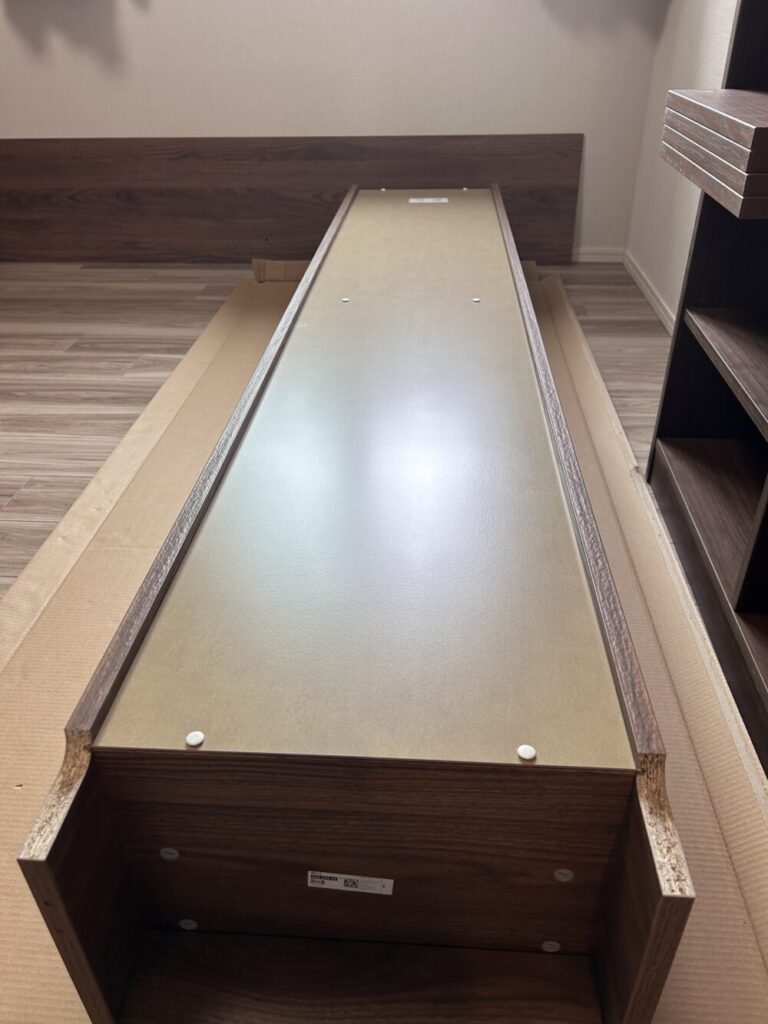 IKEAのBILLY、背板を取り付けるには広いスペースが必要です。