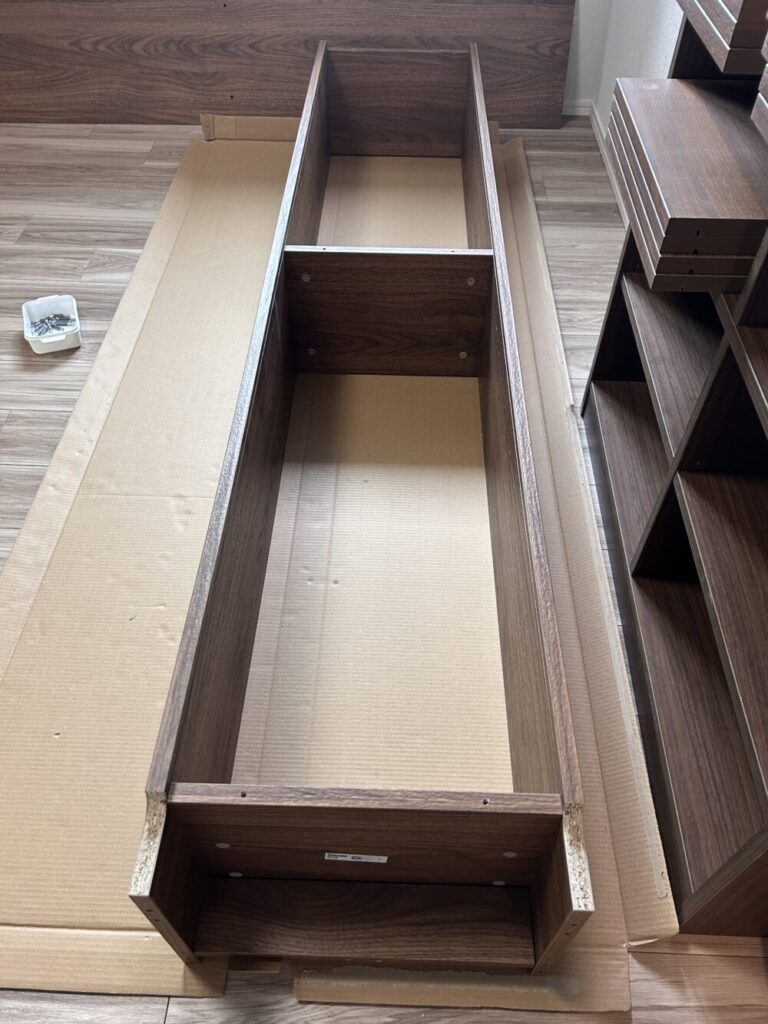 IKEAのBILLY、フレーム部分を組立てました。