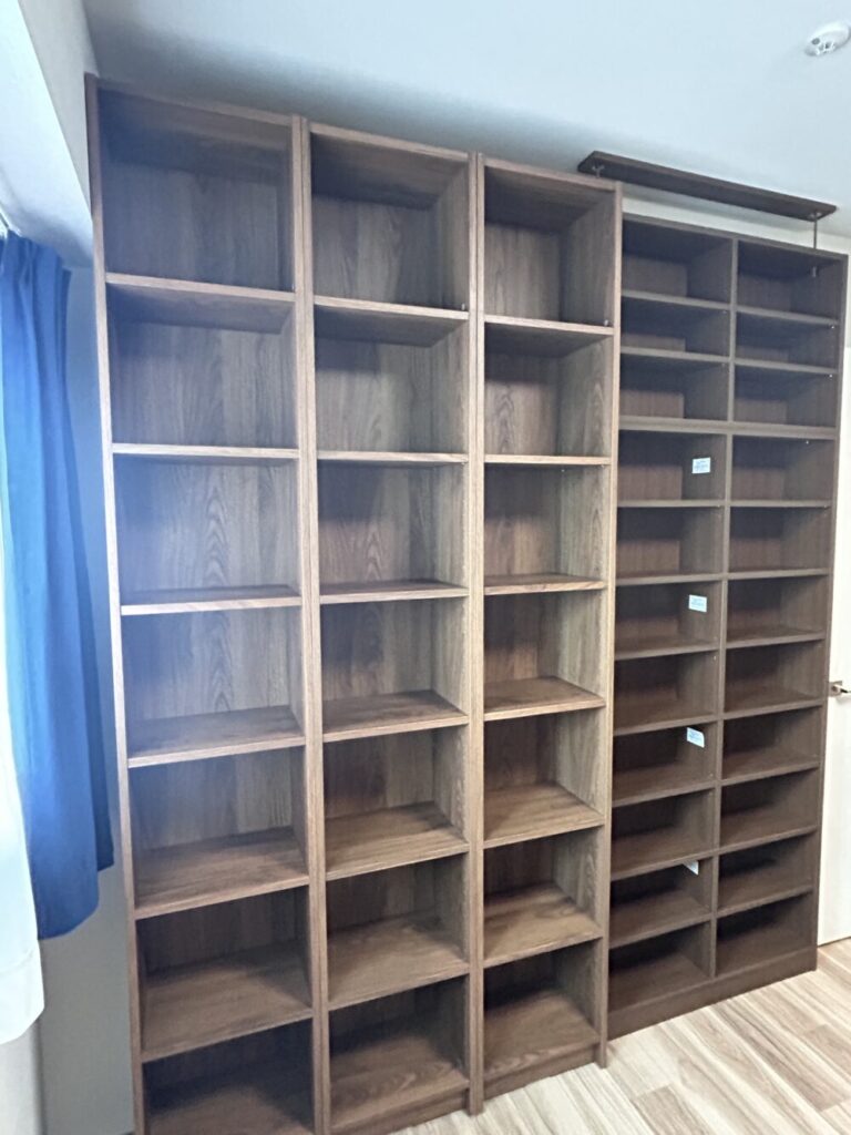 IKEAのBILLYとMihamaの壁面ラックを並べて設置。これで完成です。