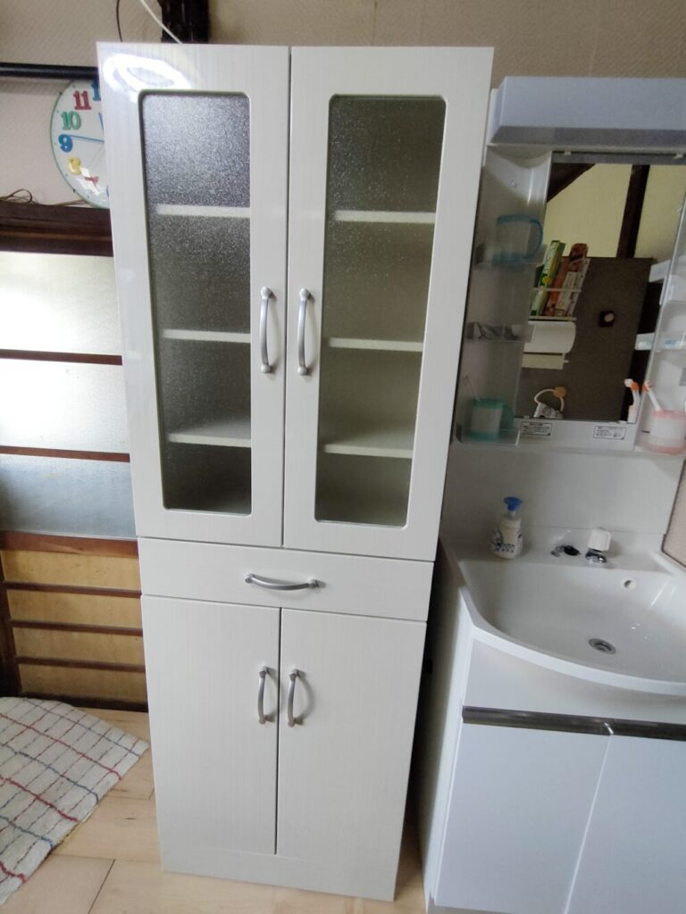 完成し設置された食器棚