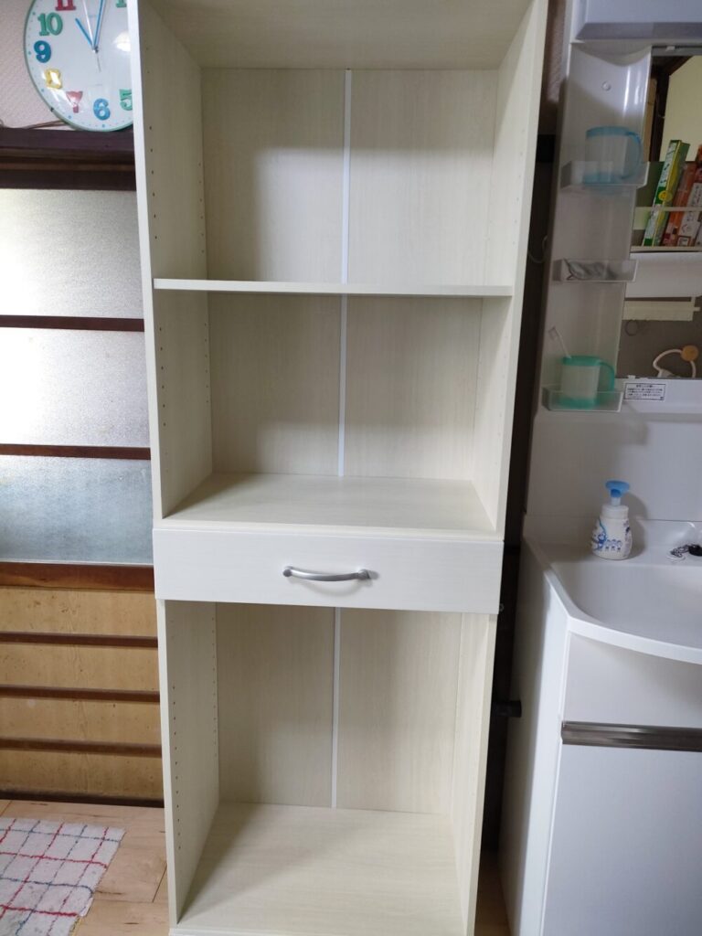 扉を取り付ける前の食器棚のフレーム