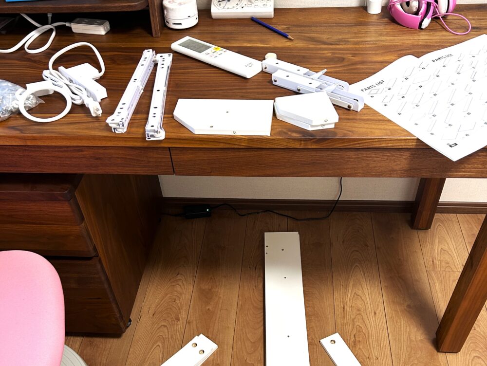 ドレッサーのレールや部品を机の上に並べた様子