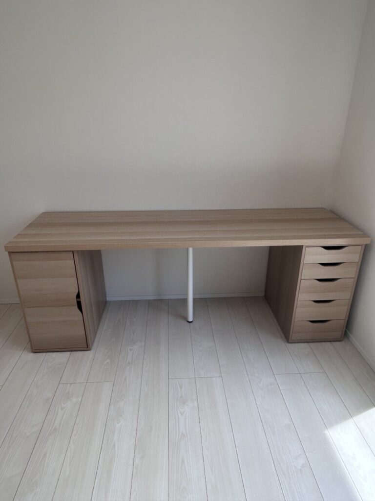 IKEAラグカプテンとアレクスを組み合わせたデスクの完成写真