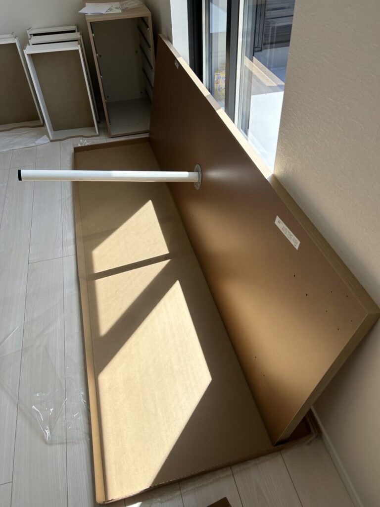 IKEAラグカプテンの天板と脚を組み立てている途中の様子