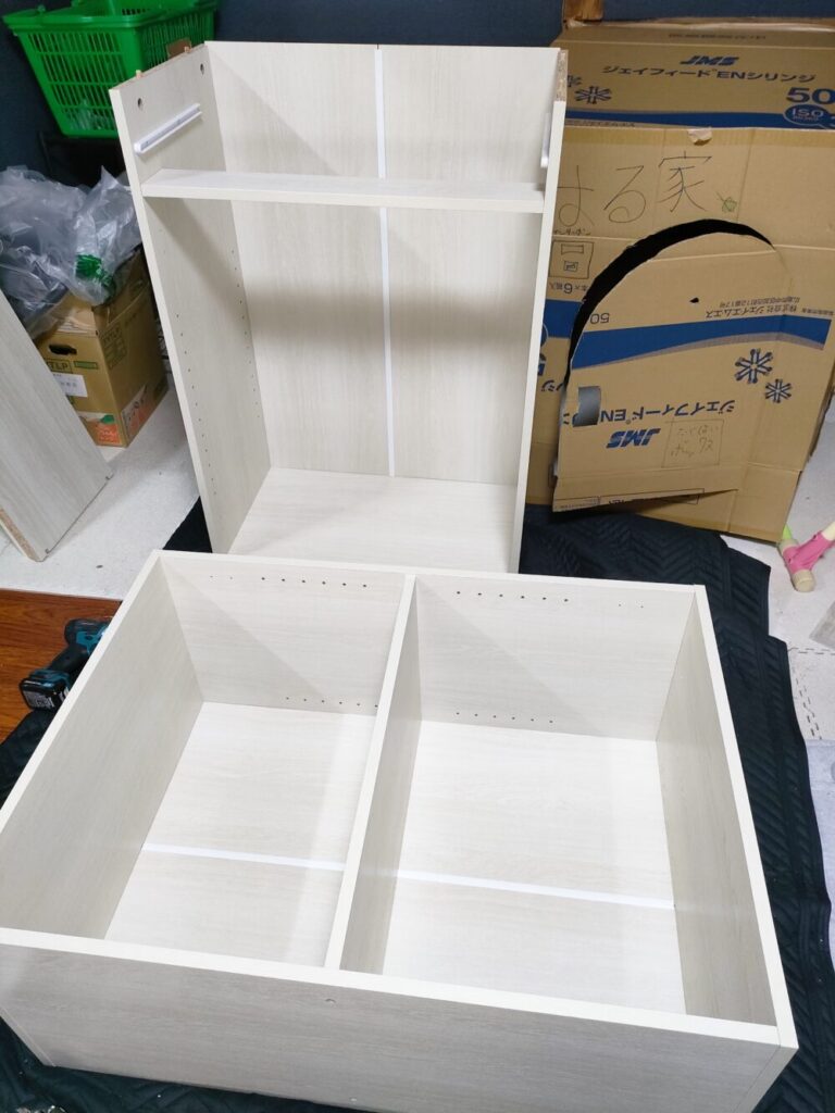 組み立てられた食器棚下部及び上部