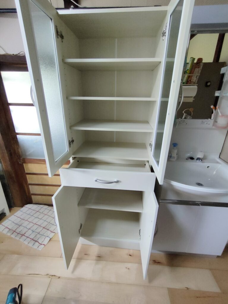 全ての扉と引き出しが開かれた食器棚
