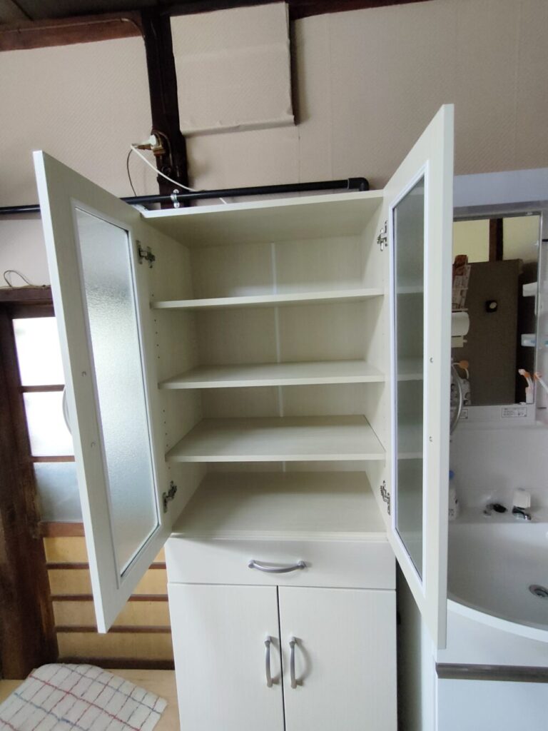 上部扉が開かれた食器棚