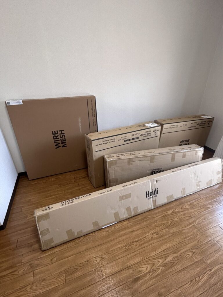 ダンボール箱に入った部品等