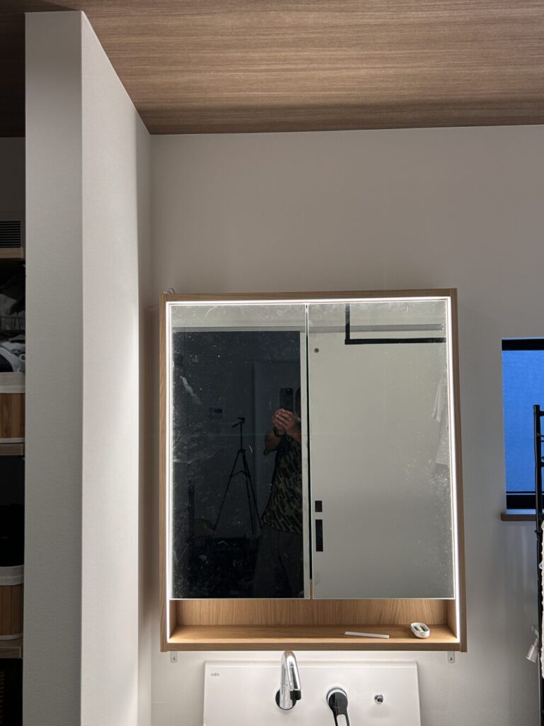 LED照明が点灯したIKEA FAXÄLVENを洗面室に取付けた完成写真