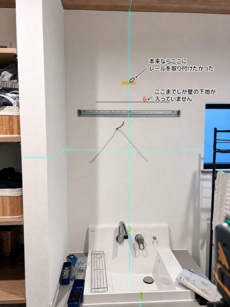 IKEA FAXÄLVENの取付け位置と壁下地の位置を確認している写真