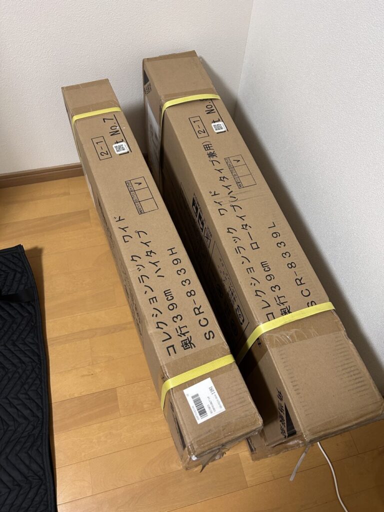 玄関から自室へ搬入したJAJANコレクションラックの段ボール