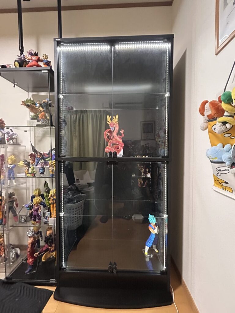 フィギュアを収納したJAJANユニールのガラス扉付き完成状態