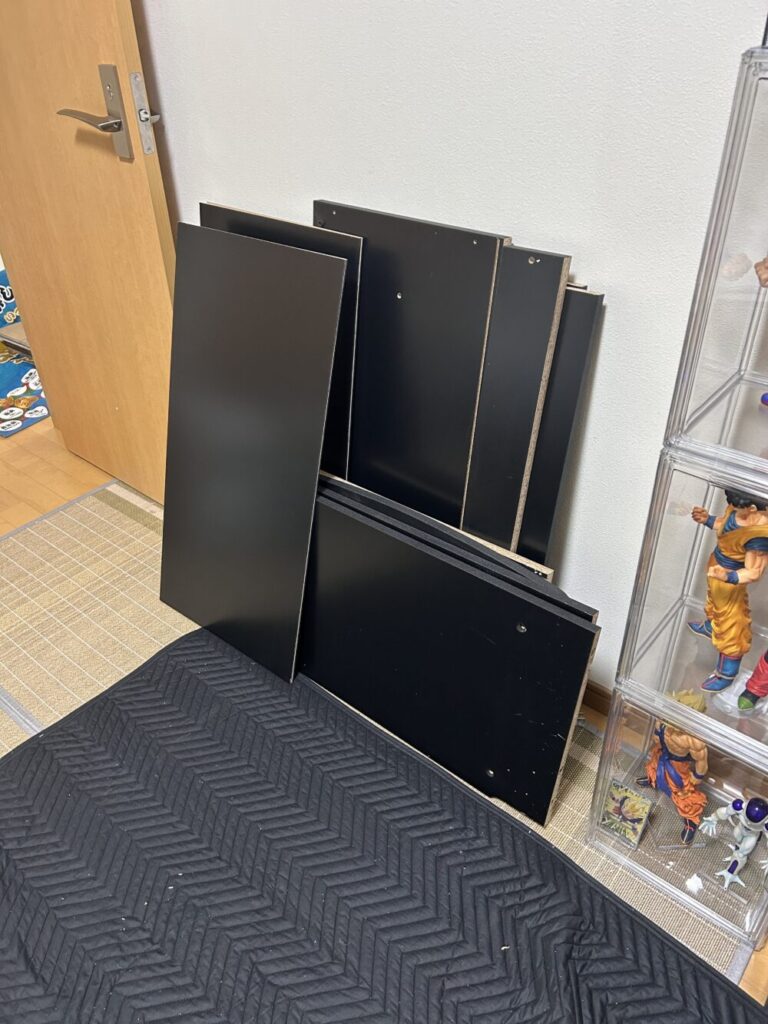 壁際に整理して置いたJAJANコレクションラックの組立て部材