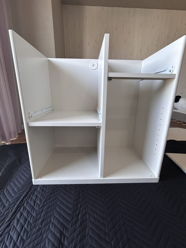 ニトリのカウンターワゴンを組立て途中の本体フレーム
