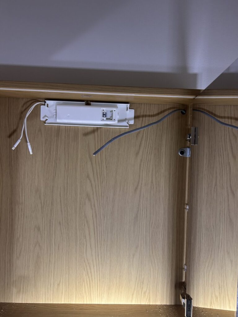 IKEA FAXÄLVENのLED照明用配線を延長して接続している作業写真