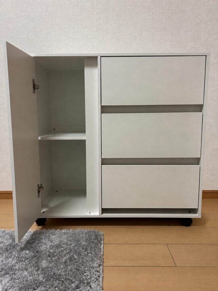 扉を開けて収納内部が見えるF&I木製キャビネット