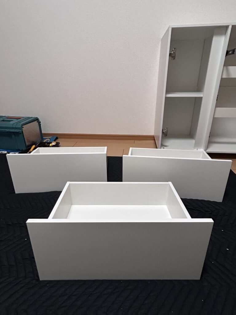 F&I木製キャビネットの引き出し3個を組み立てている様子