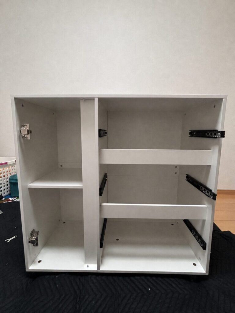 扉と引き出しレールを取り付けたF&I木製キャビネット本体