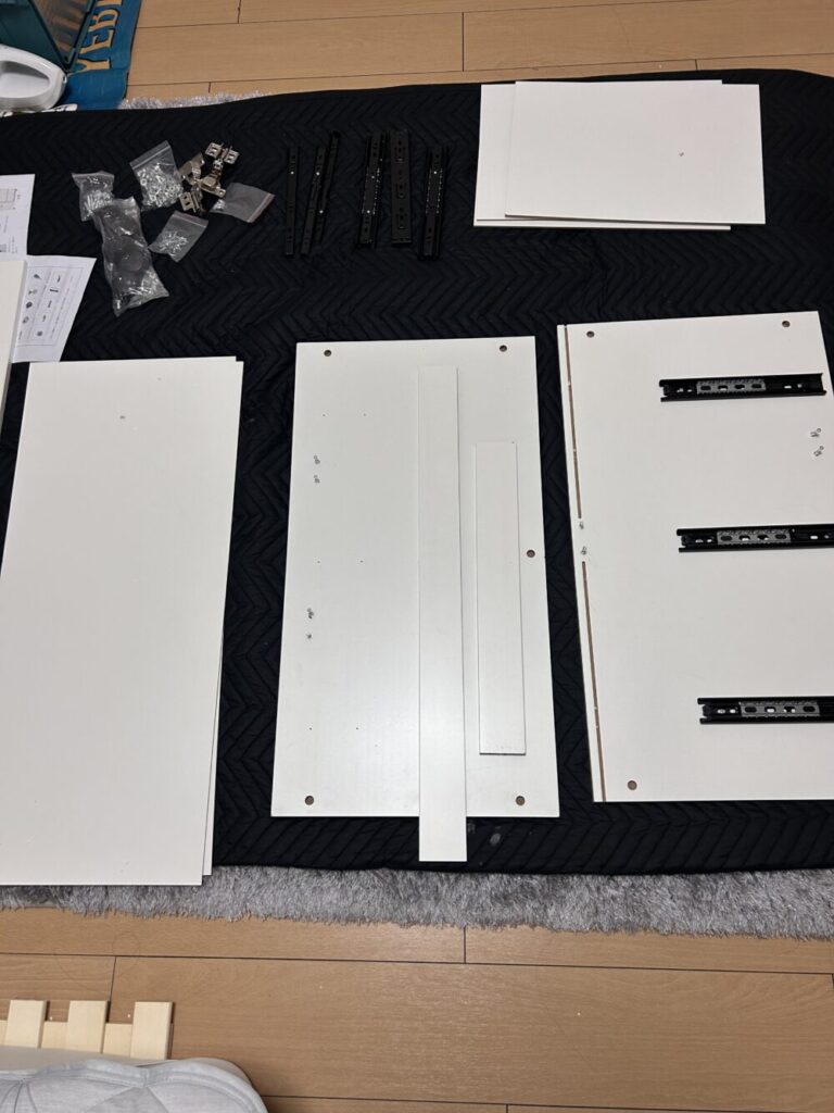 組立て前に種類ごとに整理したF&I木製キャビネットのパーツ