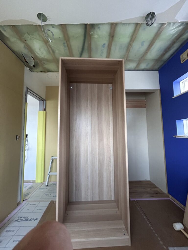 リノベーション工事中の部屋で組み立てたIKEA PAXのフレーム