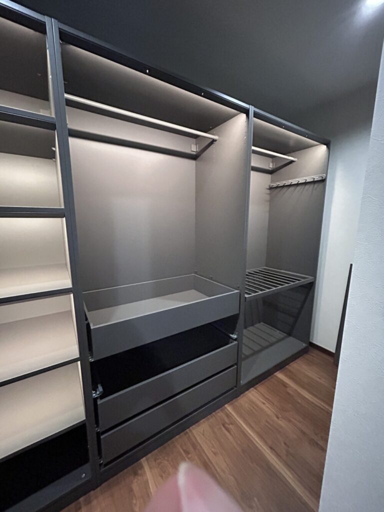 昨日組み立てた75㎝フレームを真ん中に入れて設置しました