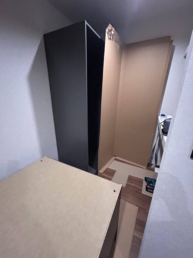 完成フレームの前に置かれた養生用に段ボール