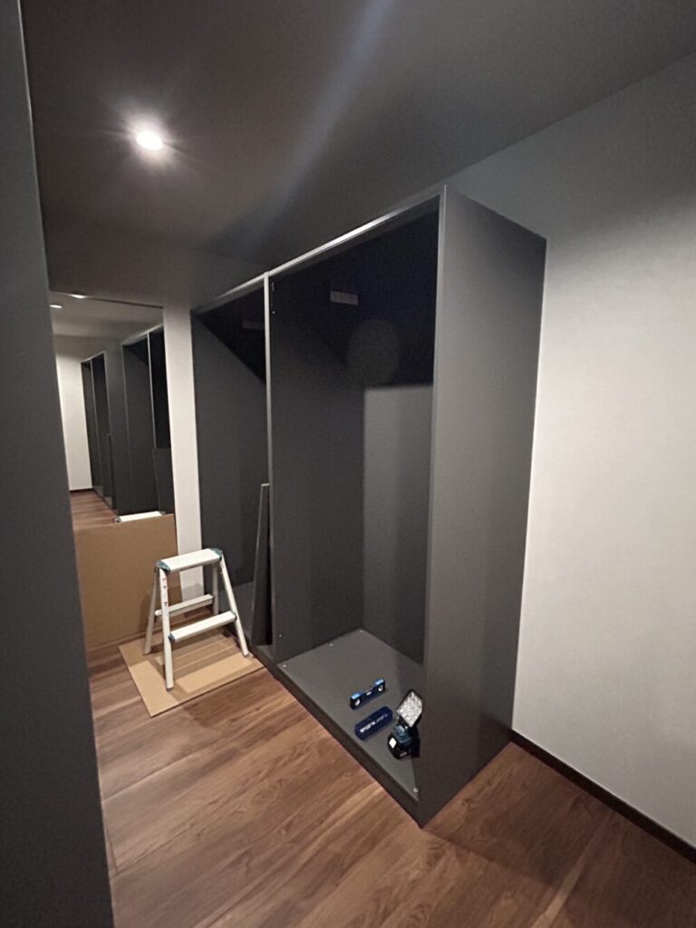 新築戸建てのクローゼットに並べて設置したIKEA PAX100cm幅フレーム