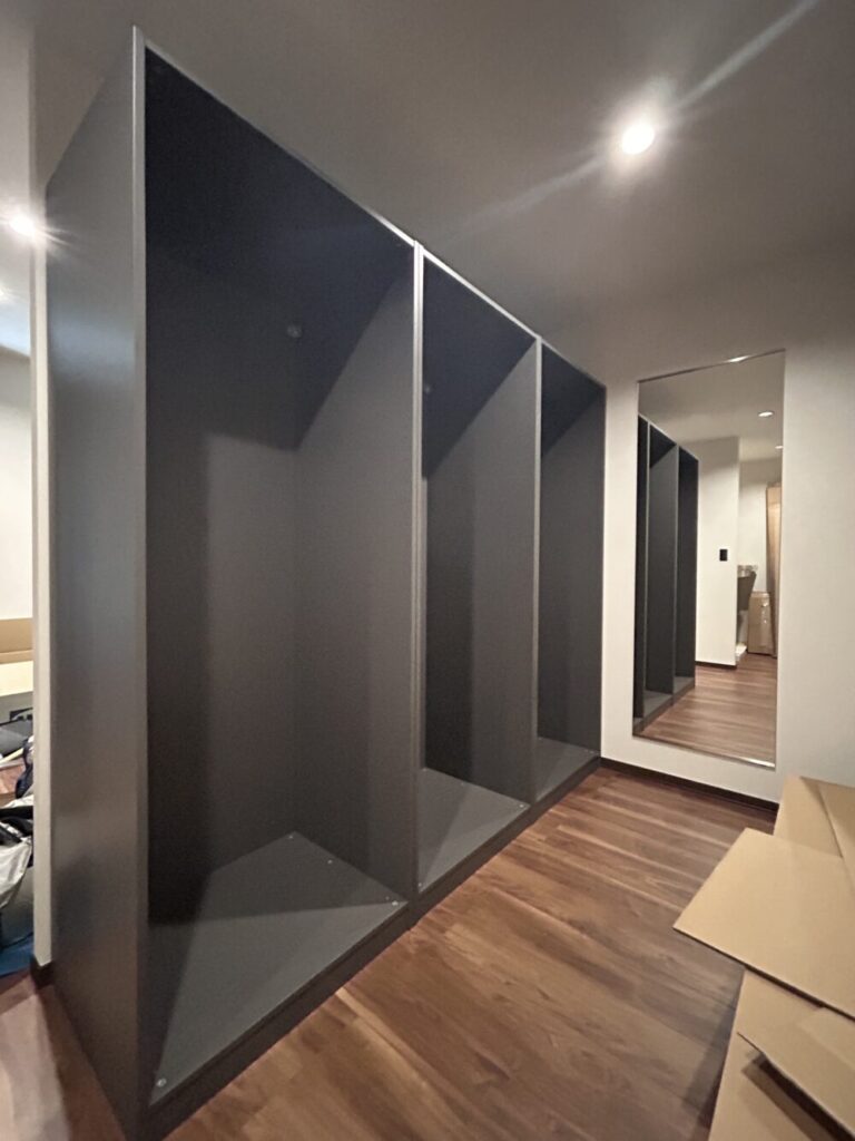 新築戸建てのクローゼットに並べたIKEA PAX75cm幅フレーム3台