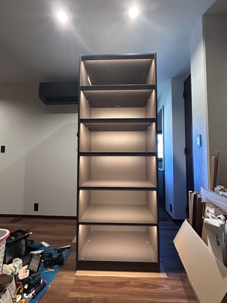 棚板ごとにLEDライトを取り付けたIKEA PAX75cm幅フレーム