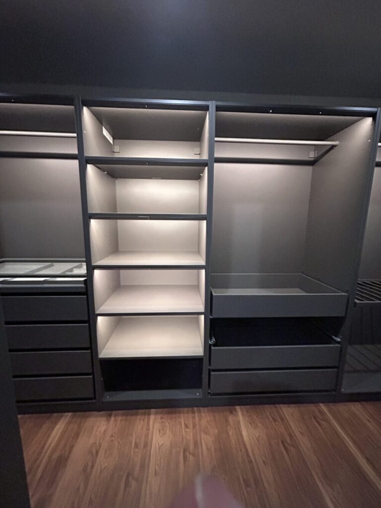75cm幅と100cm幅のIKEA PAXを一直線に並べた完成後の収納