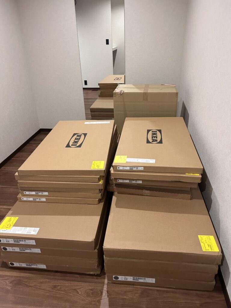 2階クローゼットに搬入された多数のIKEA PAXパーツボックス