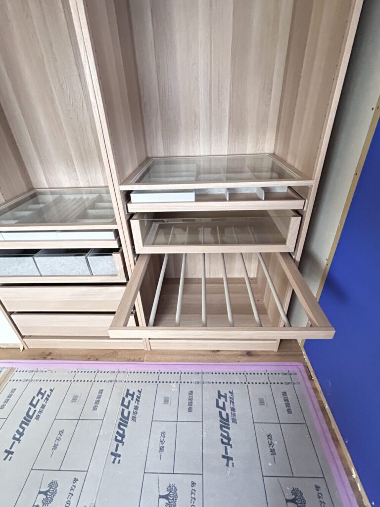 IKEA PAXに取り付けたガラス引き出しと引き出し式ズボンハンガー
