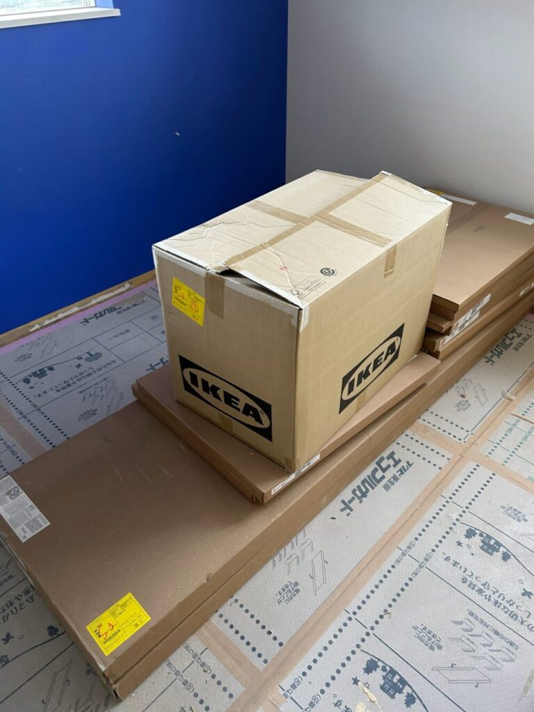 リノベーション中の室内に搬入されたIKEA PAXの梱包とパーツ