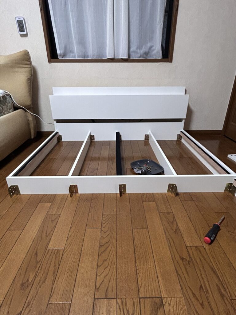 RASIK Famiteのヘッドボードとベッドフレーム組立て途中
