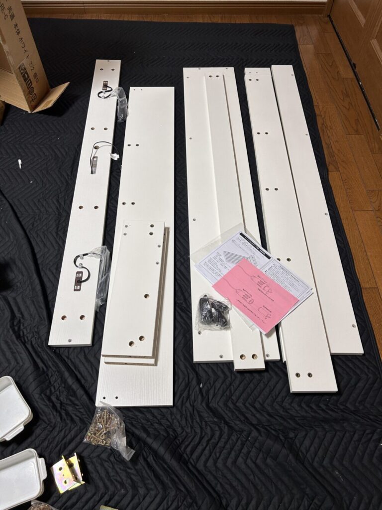 RASIK Famiteダブルベッドの組立て前に整理した部材と金具