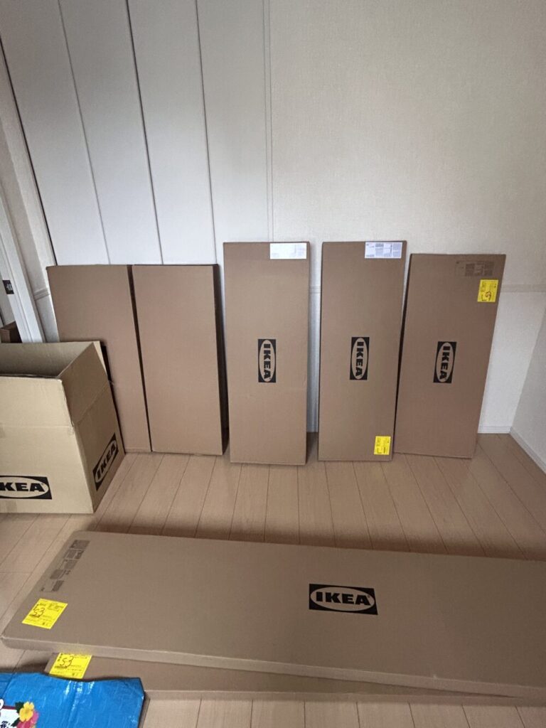 室内に搬入されたIKEAラスタレのパーツボックス