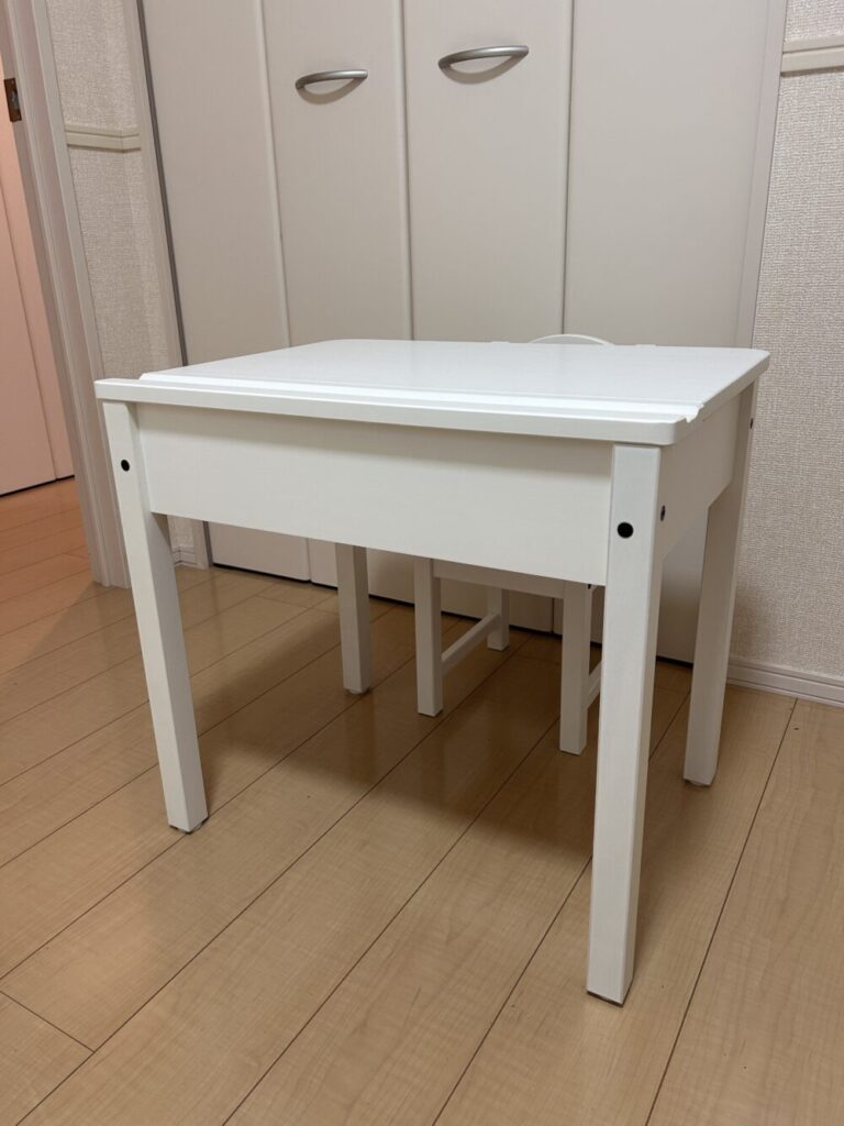 IKEAスンドヴィークの子ども用デスクとチェア