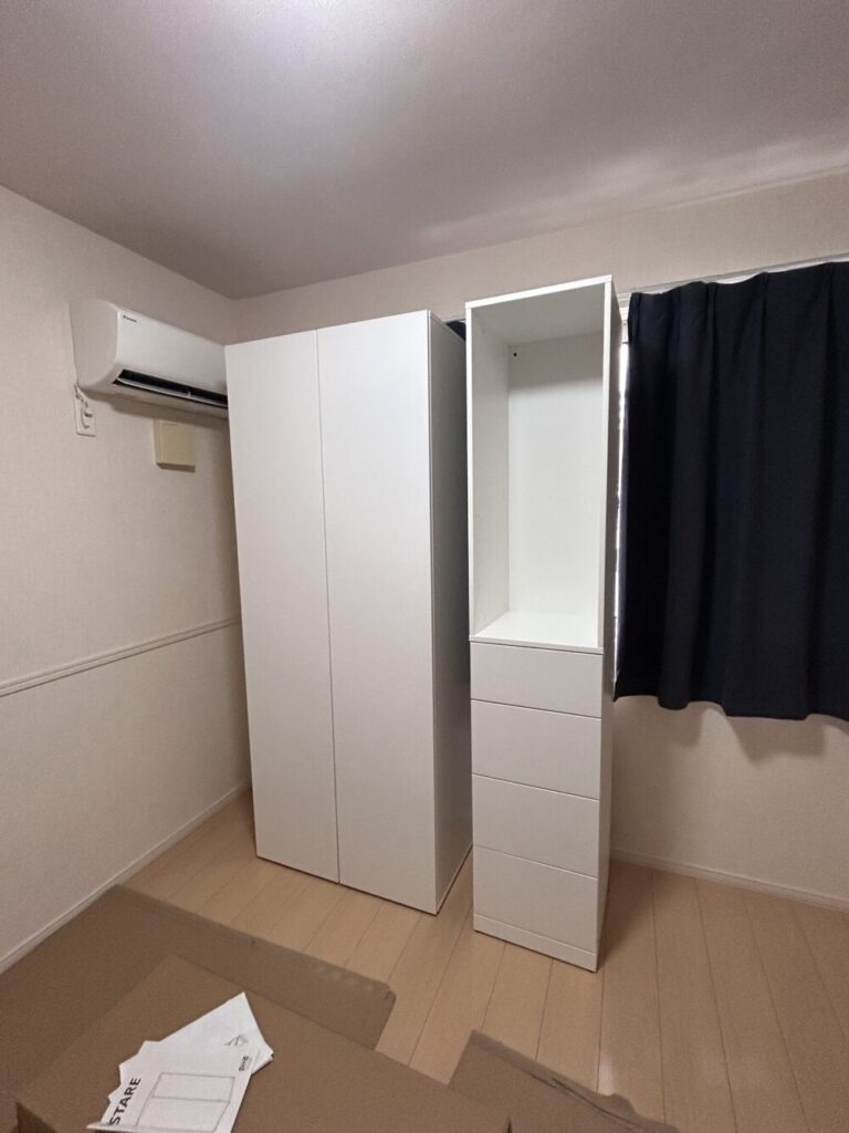 設置場所を確認するため移動中のIKEAラスタレのワードローブフレーム
