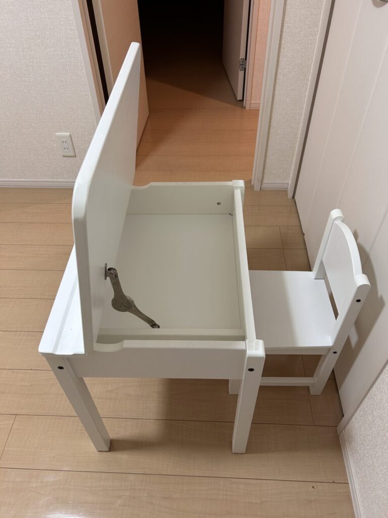 天板を開けたスンドヴィーク子ども用デスク